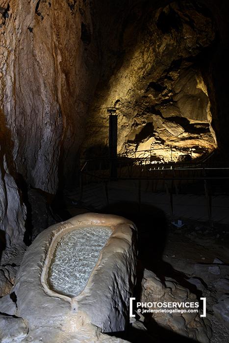 Pila del Santo. Interior de la Cueva de Ojo Guareña. Merindad de Sotosocueva. Valle de San Bernabé. Burgos. Castilla y León. España. © Javier Prieto Gallego