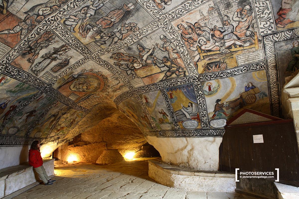 Pinturas del interior de la ermita de San Bernabé. Cueva de Ojo Guareña. Merindad de Sotosocueva. Valle de San Bernabé. Burgos. Castilla y León. España. © Javier Prieto Gallego