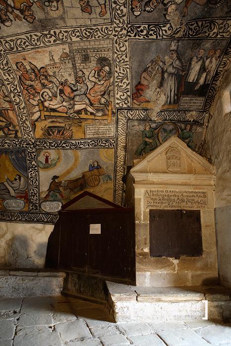 Pinturas del interior de la ermita de San Bernabé y cofre del archivo del Ayuntamiento. Cueva de Ojo Guareña. Merindad de Sotosocueva. Valle de San Bernabé. Burgos. Castilla y León. España. © Javier Prieto Gallego