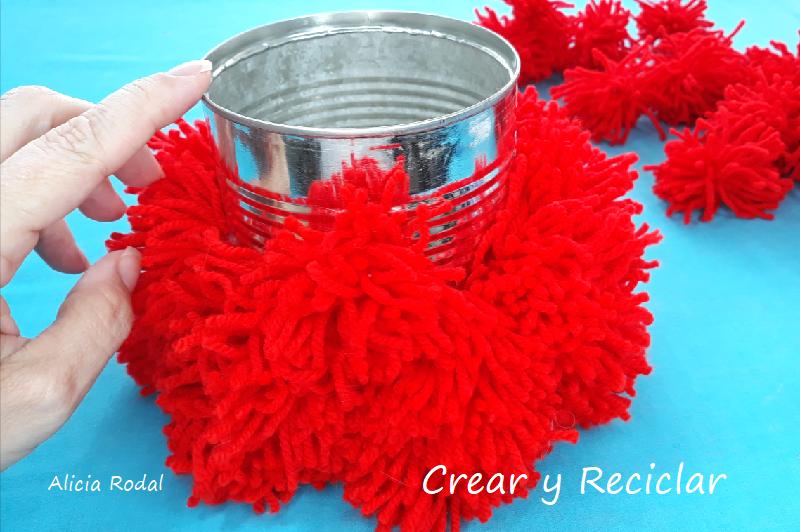 En este tutorial te muestro 3 formas diferentes de decorar latas de aluminio, con las que puedes aprovechar ese resto de hilo de lana que te sobra de tus manualidades.