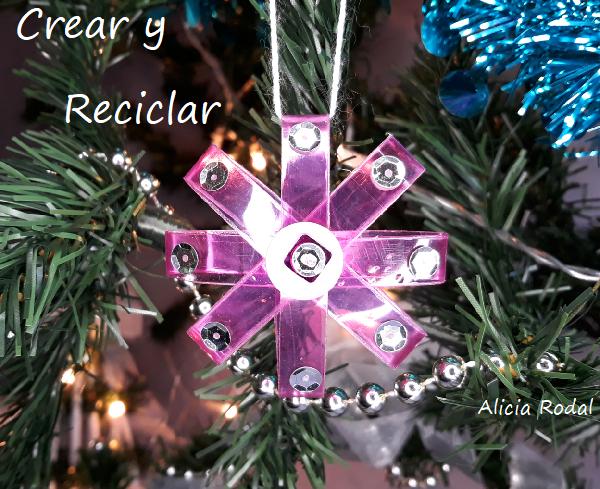 En este tutorial te muestro 2 ideas simples, rápidas y fáciles de hacer, con botellas plásticas para decorar el arbolito de Navidad