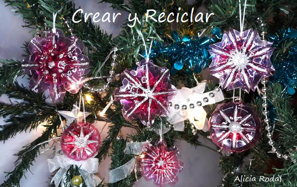En este tutorial te muestro 2 ideas simples, rápidas y fáciles de hacer, con botellas plásticas para decorar el arbolito de Navidad