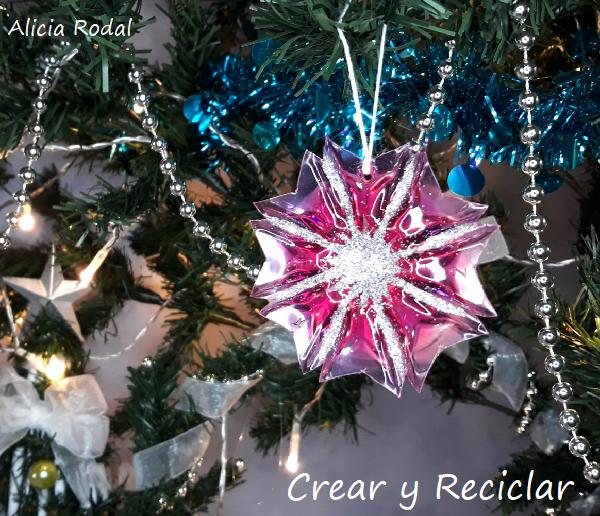 En este tutorial te muestro 2 ideas simples, rápidas y fáciles de hacer, con botellas plásticas para decorar el arbolito de Navidad