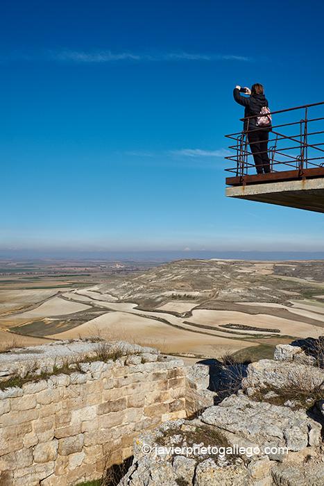 Balcón en lo alto de la torre del homenaje del Castillo de Castrojeriz. Siglo IX. Camino de Santiago Francés. Burgos. Castilla y León. España. © Javier Prieto Gallego