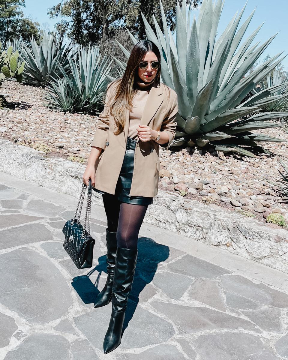 Outfit shorts de cuero y blazer camel Lulalogy