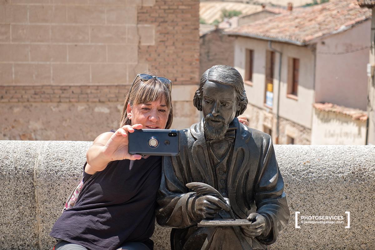 Estatua del poeta y dramaturgo José Zorrilla en Lerma, obra de Ángel Gil. Burgos. Castilla y León. España. © Javier Prieto Gallego La estatua, frente a la fachada de la excolegiata, recuerda que en la localidad todavía se conserva el caserón familiar en el que el poeta pasó algunos años de su juventud.
