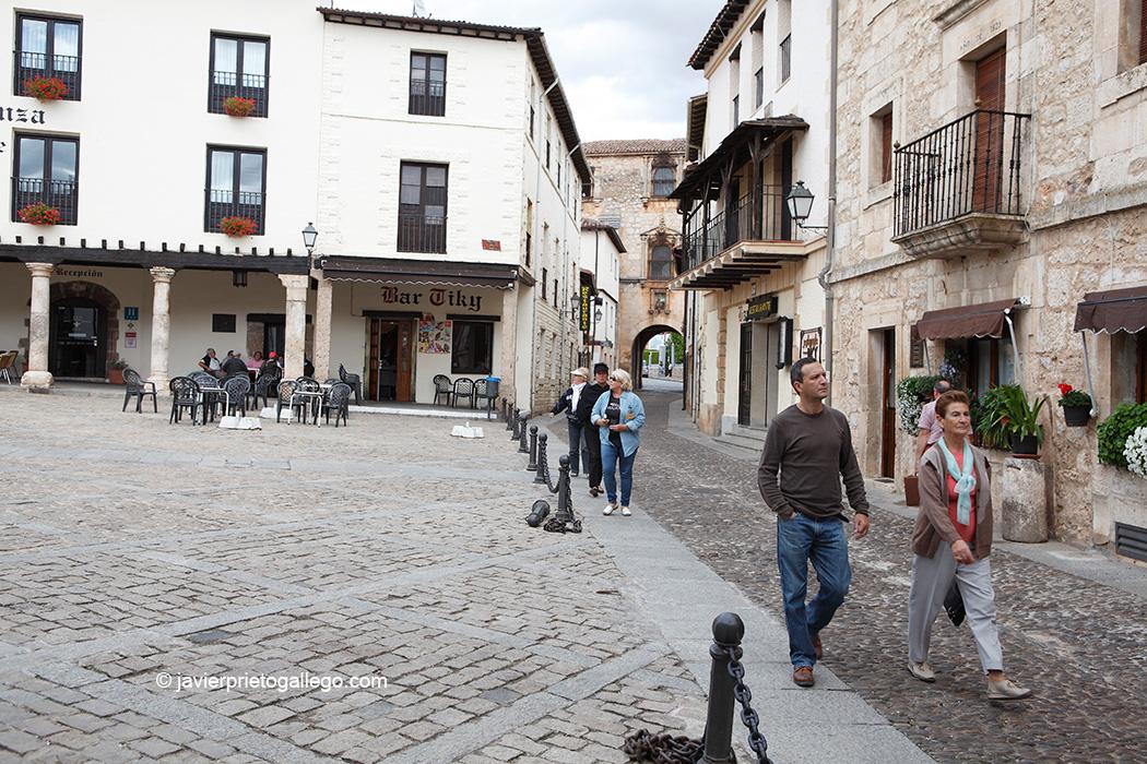 Plaza de Doña Urraca en la localidad de Covarrubias con el Archivo del Adelantamiento de Castilla al fondo. En el Camino de la Lana y el Camino del Cid. Ruta del Cid. Camino de la Lana. Burgos. Castilla y León. España. © Javier Prieto Gallego