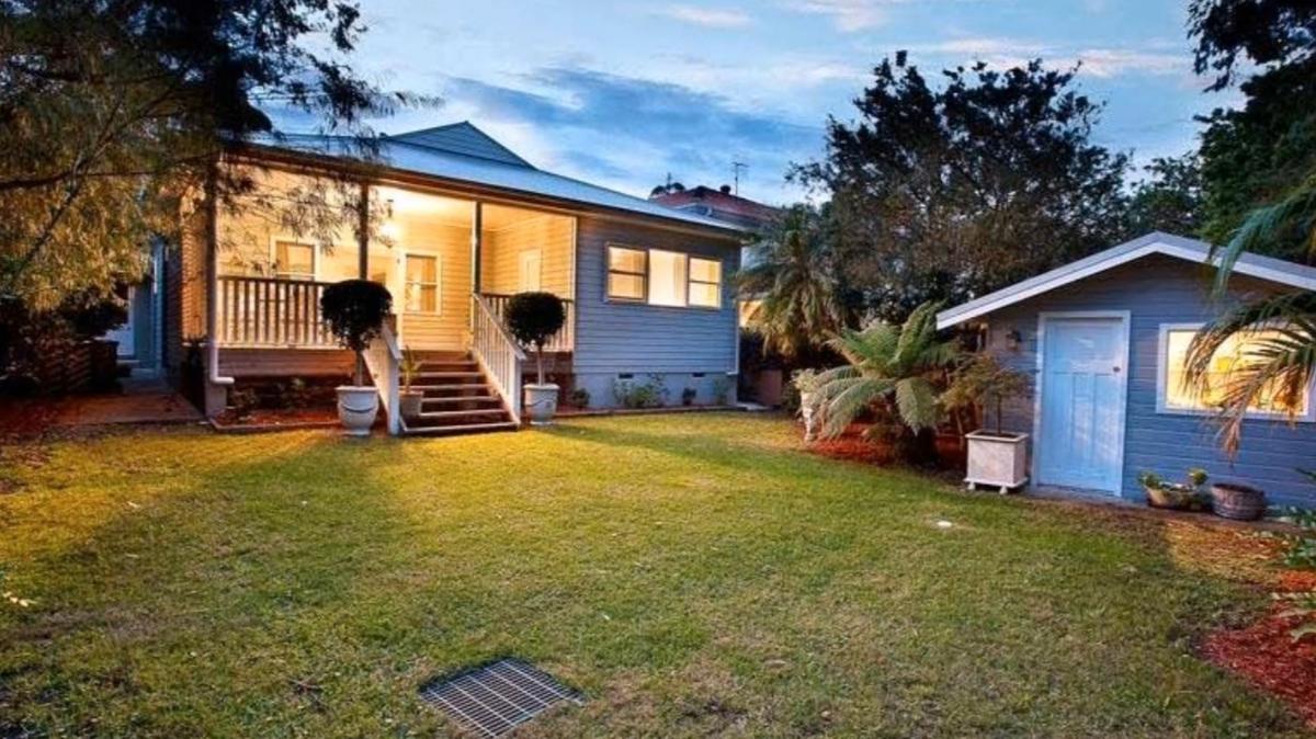 Contra fachada de una casa pequeña