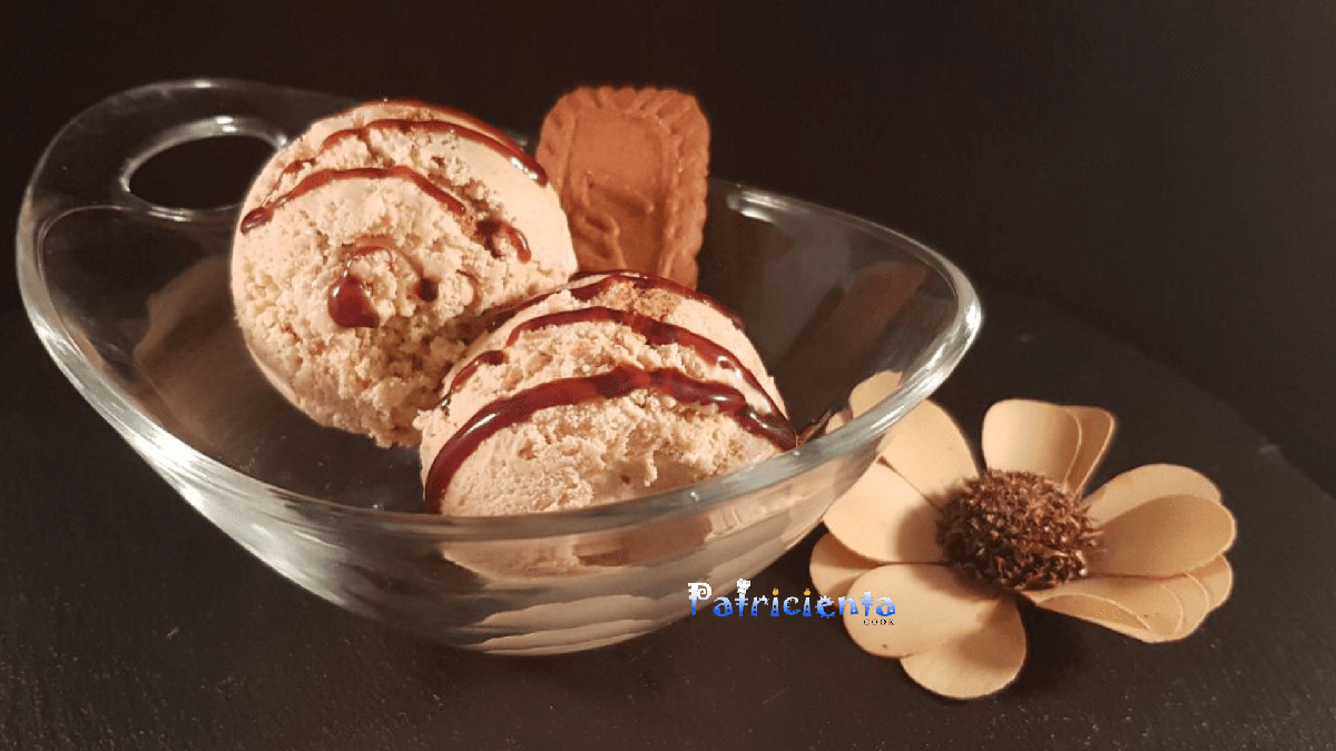 Helado de toffe o caramelo con galleta