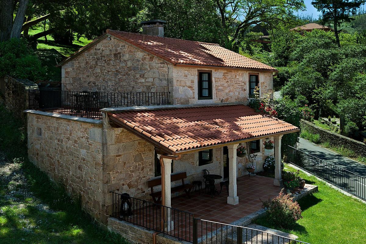 Diseños de casas rusticas de dos pisos con porches