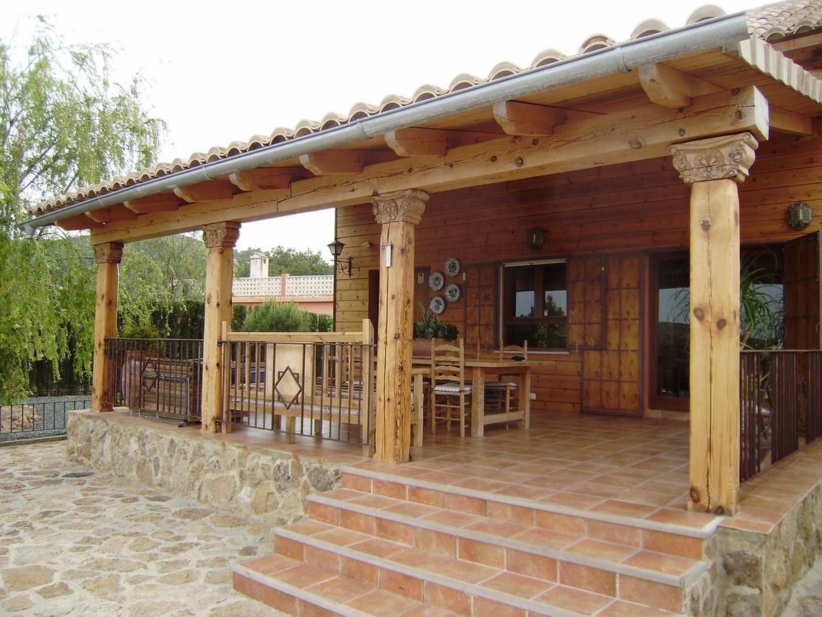 Diseños de casas rústicas de madera con porche