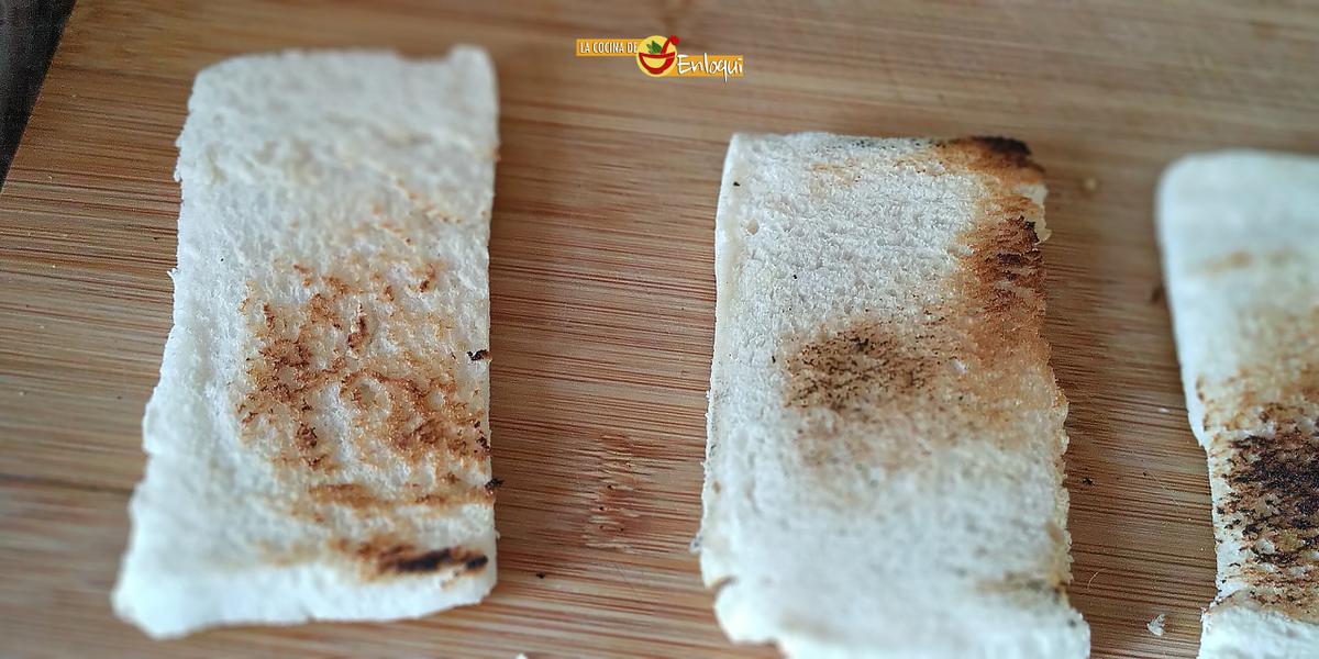 Tostas de jamón y puerro con huevo de codorniz