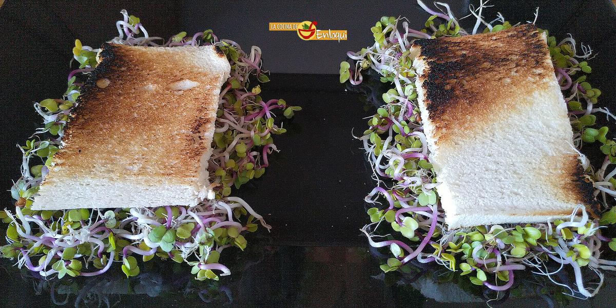 Tostas de jamón y puerro con huevo de codorniz