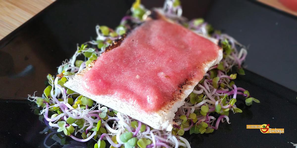 Tostas de jamón y puerro con huevo de codorniz