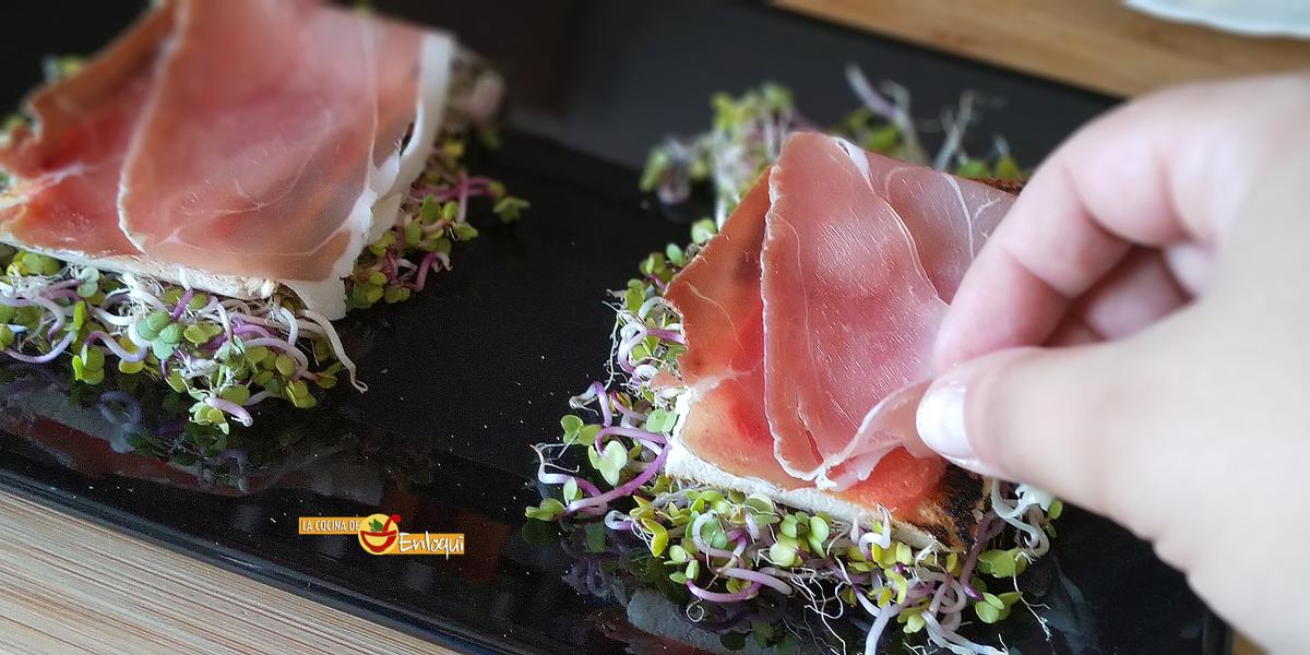 Tostas de jamón y puerro con huevo de codorniz