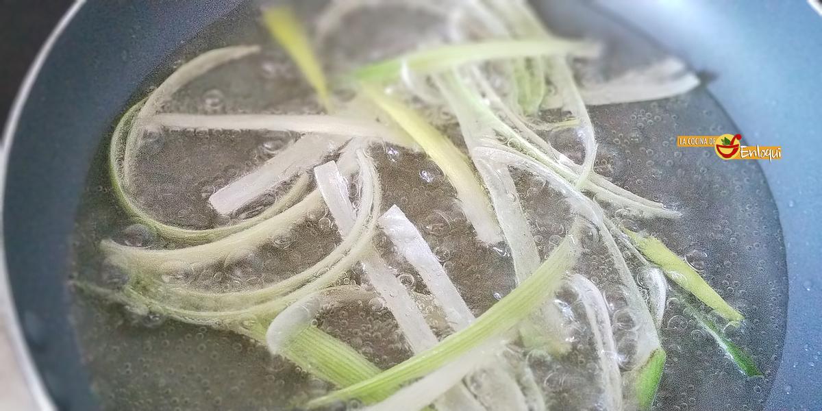 Tostas de jamón y puerro con huevo de codorniz
