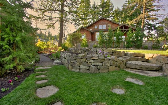 Jardín en casas rústicas alejadas de la ciudad