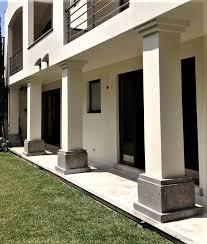 Casas con columnas cuadradas de concreto