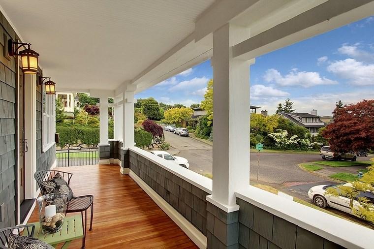 Fachadas de casas con columnas cuadradas frontales