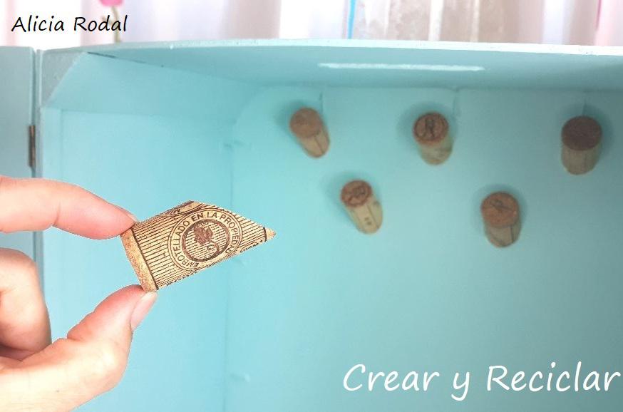 En este tutorial te enseño cómo hacer un mueble joyero con cajas de frutas de madera, si, esas que están en las fruterías. Después de ver esta idea, no volverás a ver las cajas de frutas de la misma manera.