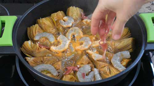 agregar langostinos y jamón a las alcachofas