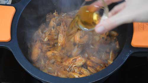preparar fumet para alcachofas con langostinos y jamón