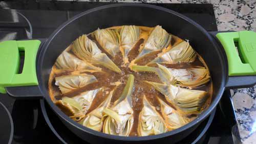 alcachofas con langostinos y jamón en el fumet