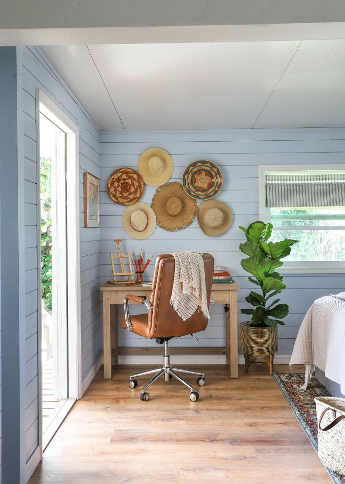 Dormitorio de matrimonio con escritorio