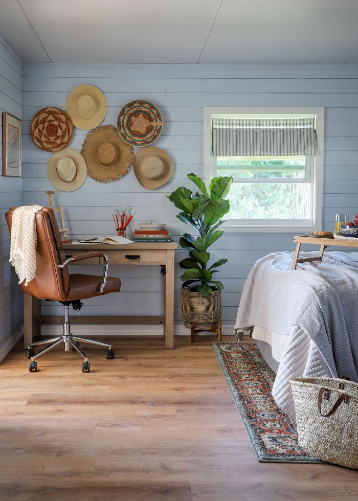Dormitorio con escritorio