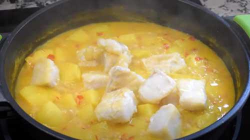 agregar el pescado a las patatas con bacalao