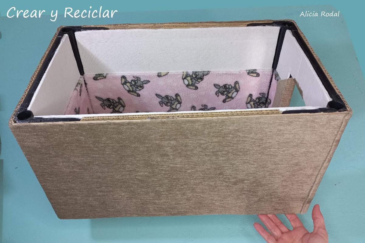 En este tutorial te muestro Cómo hacer un mueble multiusos, que sea una mesa, un baúl y al mismo tiempo una acogedora casa y cama para tu gato, y lo mejor de todo es que lo puedes hacer tú mismo con materiales reciclados. Diy