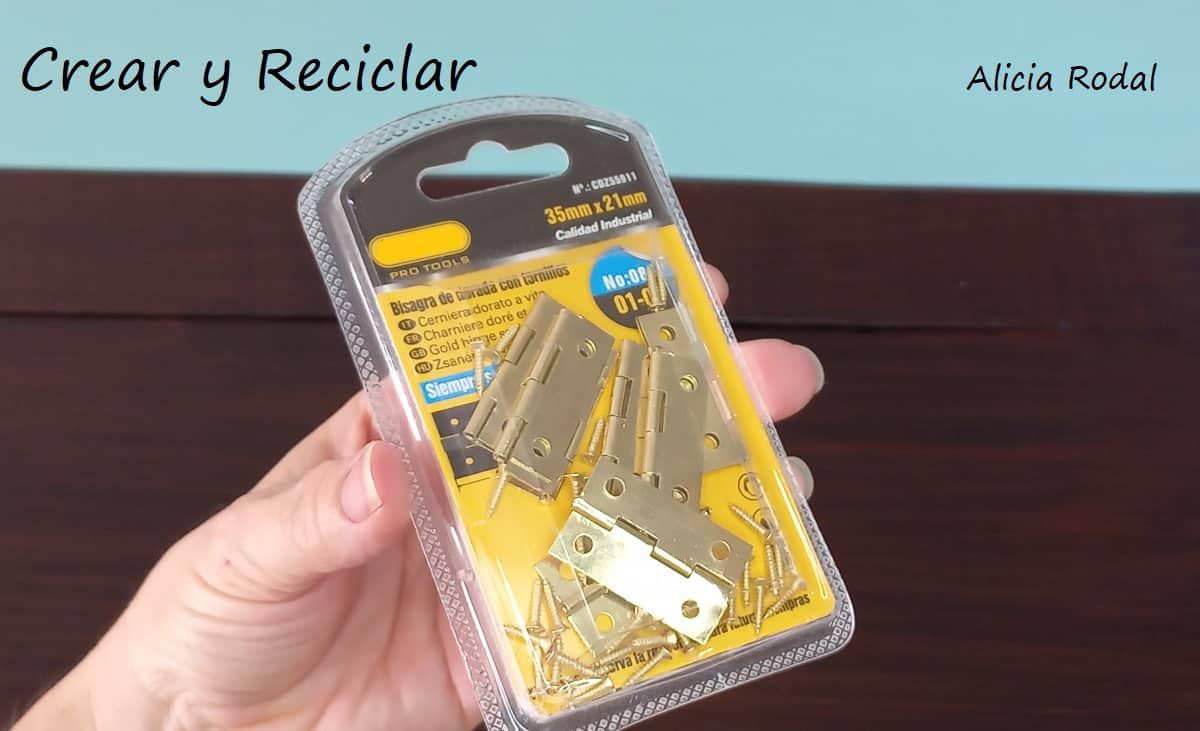 En este tutorial te muestro Cómo hacer un mueble multiusos, que sea una mesa, un baúl y al mismo tiempo una acogedora casa y cama para tu gato, y lo mejor de todo es que lo puedes hacer tú mismo con materiales reciclados. Diy