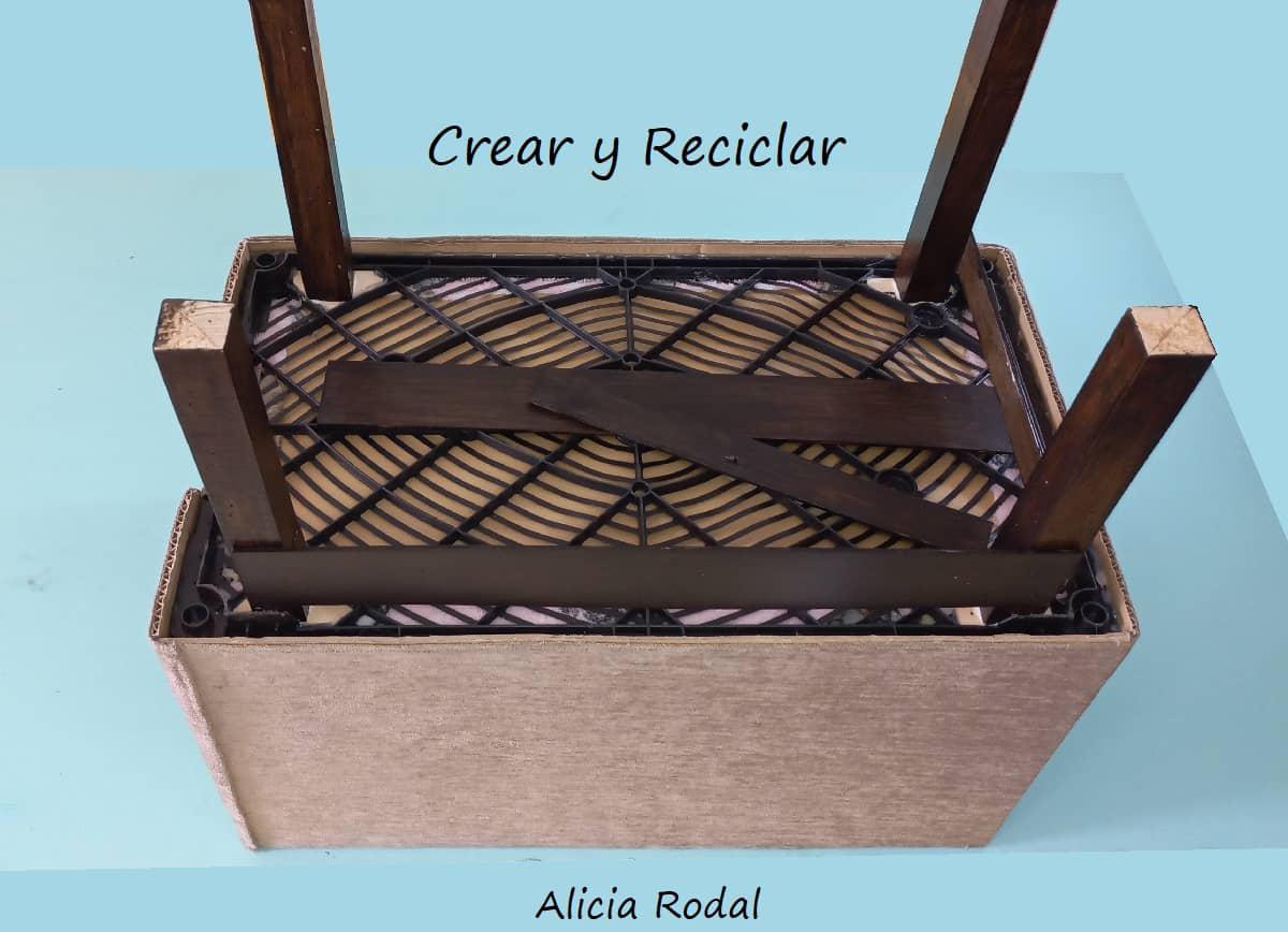 En este tutorial te muestro Cómo hacer un mueble multiusos, que sea una mesa, un baúl y al mismo tiempo una acogedora casa y cama para tu gato, y lo mejor de todo es que lo puedes hacer tú mismo con materiales reciclados. Diy