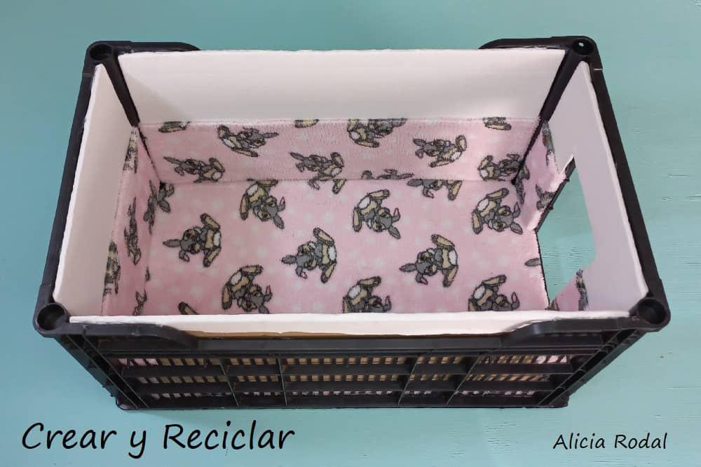 En este tutorial te muestro Cómo hacer un mueble multiusos, que sea una mesa, un baúl y al mismo tiempo una acogedora casa y cama para tu gato, y lo mejor de todo es que lo puedes hacer tú mismo con materiales reciclados. Diy