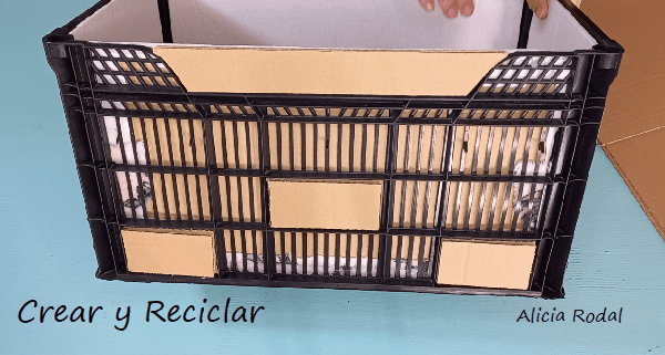 En este tutorial te muestro Cómo hacer un mueble multiusos, que sea una mesa, un baúl y al mismo tiempo una acogedora casa y cama para tu gato, y lo mejor de todo es que lo puedes hacer tú mismo con materiales reciclados. Diy