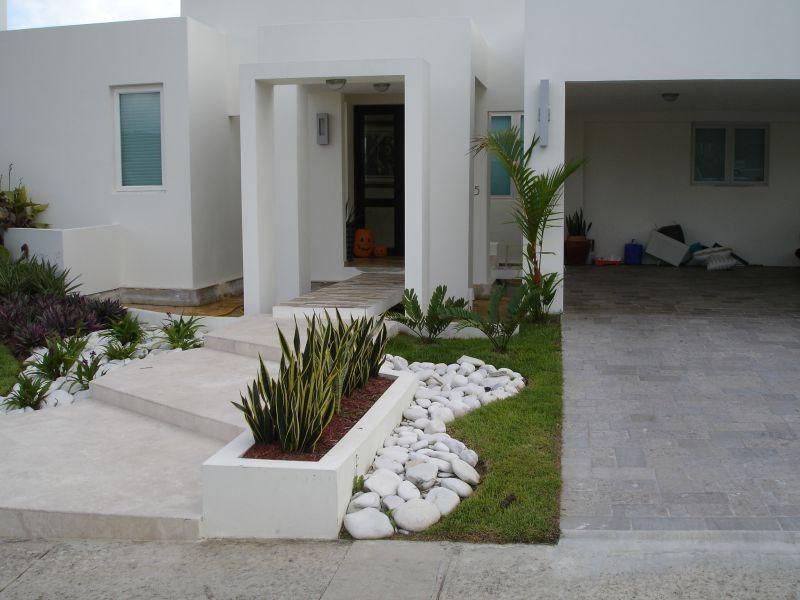 Fachada de casa con jardín frontal