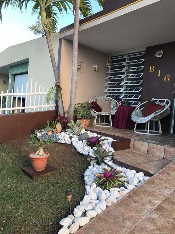 Fachada de casa con jardín frontal