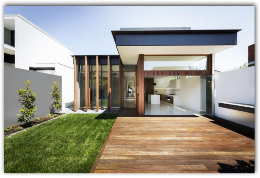 Fachada de casa con jardín frontal