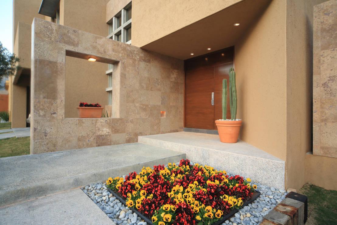 Fachada con jardín de flores