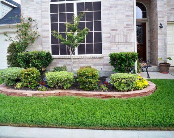 Fachada con arbustos pequeños al frente