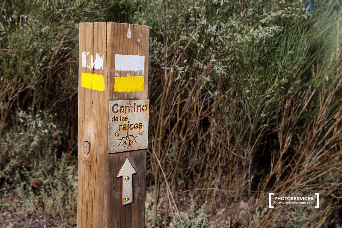 Señalización del Sendero Señalizado "El camino de las raíces", en la localidad de La Alberca. Espacio natural de la Sierra de Francia. Salamanca. Castilla y León. España. © Javier Prieto Gallego