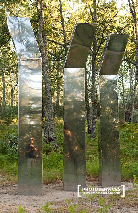 Obra titulada "Del espejismo de un bosque", de Begoña Pérez, instalada en el sendero señalizado "El camino de las raíces", en la localidad de La Alberca. Espacio natural de la Sierra de Francia. Salamanca. Castilla y León. España. © Javier Prieto Gallego