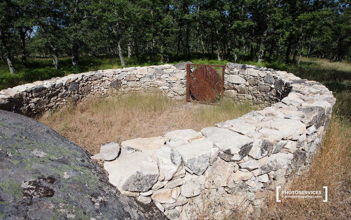 Instalación artística titulada "La majá", situada en el sendero señalizado "El camino de las raíces", cerca de la localidad de La Alberca. Obra de Lucía Loren. Espacio natural de la Sierra de Francia. Salamanca. Castilla y León. España. © Javier Prieto Gallego