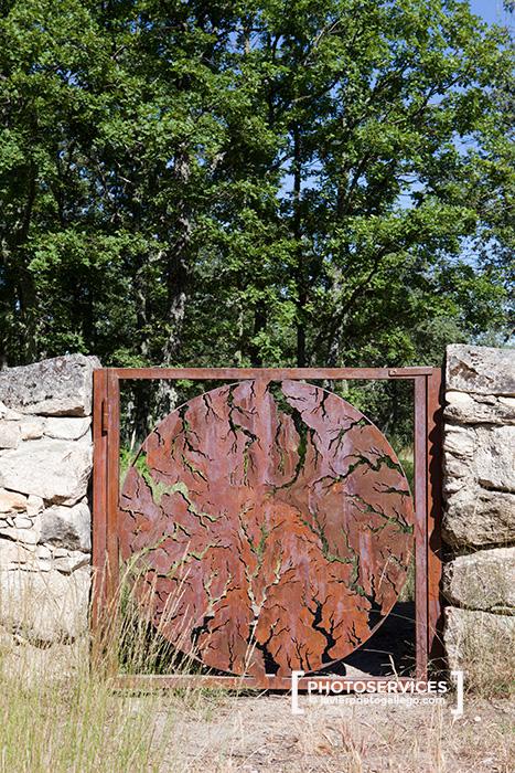 Instalación artística titulada "La majá" situada en el sendero señalizado "El camino de las raíces", cerca de la localidad de La Alberca. Obra de Lucía Loren. Espacio natural de la Sierra de Francia. Salamanca. Castilla y León. España. © Javier Prieto Gallego