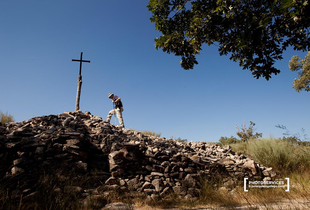 Cruz conocida como "Montón de cantos", en el sendero señalizado "El camino de las raíces". Piedras arrojadas por los peregrinos que visitan la cercana ermita de Majadas Viejas. en la localidad de La Alberca. Espacio natural de la Sierra de Francia. Salamanca. Castilla y León. España. © Javier Prieto Gallego