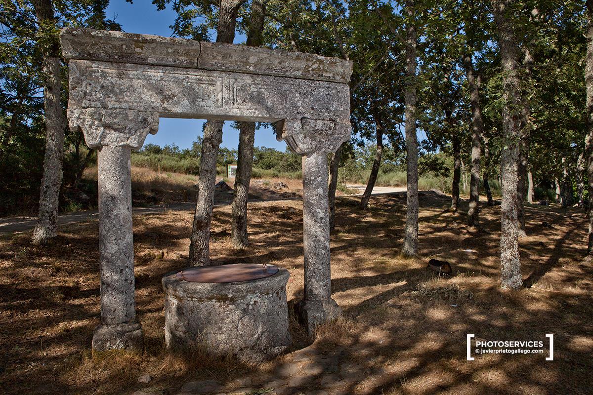 Pozo con dintel en el espacio adyacente a la ermita de Majadas Viejas. Sendero Señalizado "El camino de las raíces", en la localidad de La Alberca. Espacio natural de la Sierra de Francia. Salamanca. Castilla y León. España. © Javier Prieto Gallego