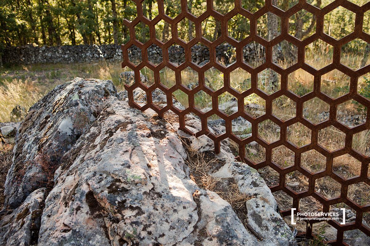 Obra titulada "Panal", de Carlos Beltrán, que forma parte del sendero señalizado "El camino de las raíces", en la localidad de La Alberca. Espacio natural de la Sierra de Francia. Salamanca. Castilla y León. España. © Javier Prieto Gallego