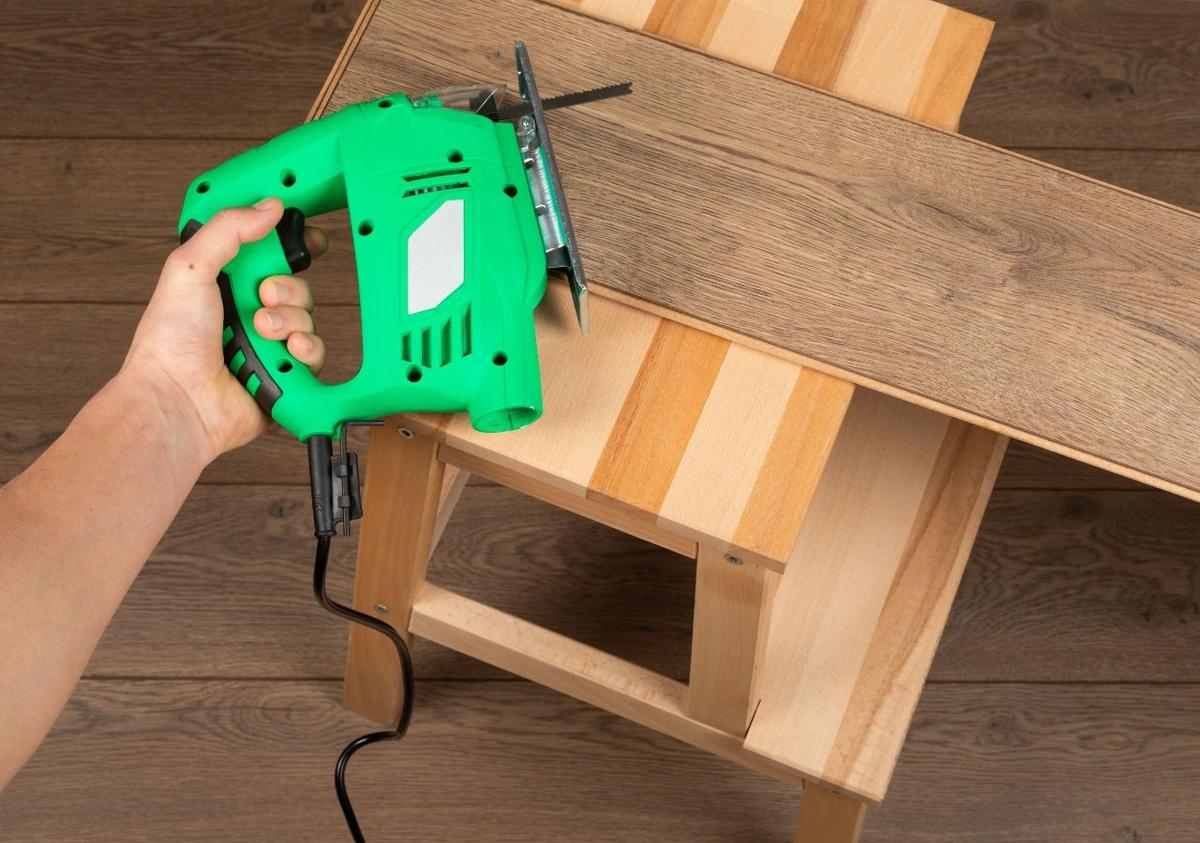Cómo cortar suelo laminado con sierra de calar.