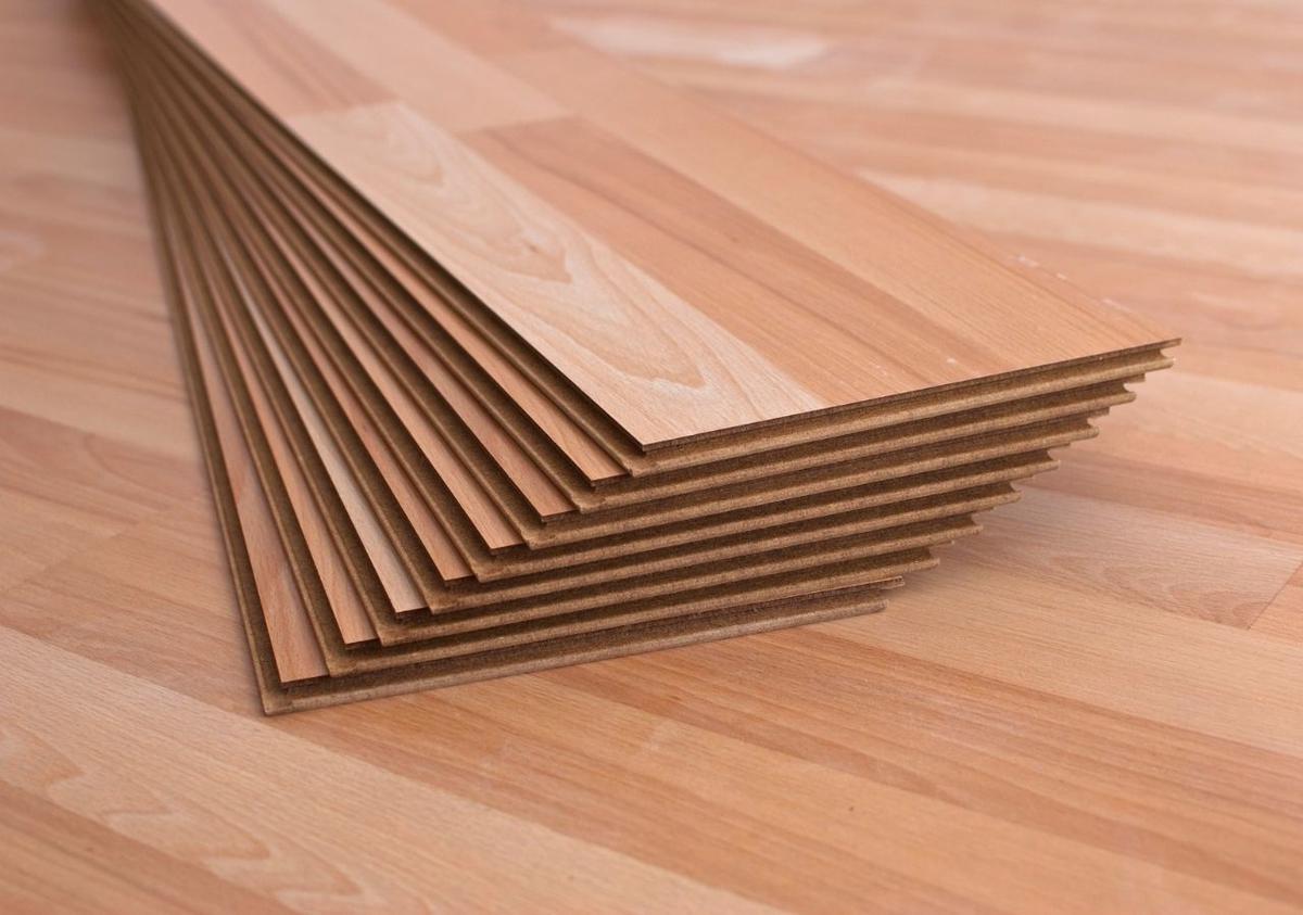 Qué hacer con el suelo laminado antes de instalar.