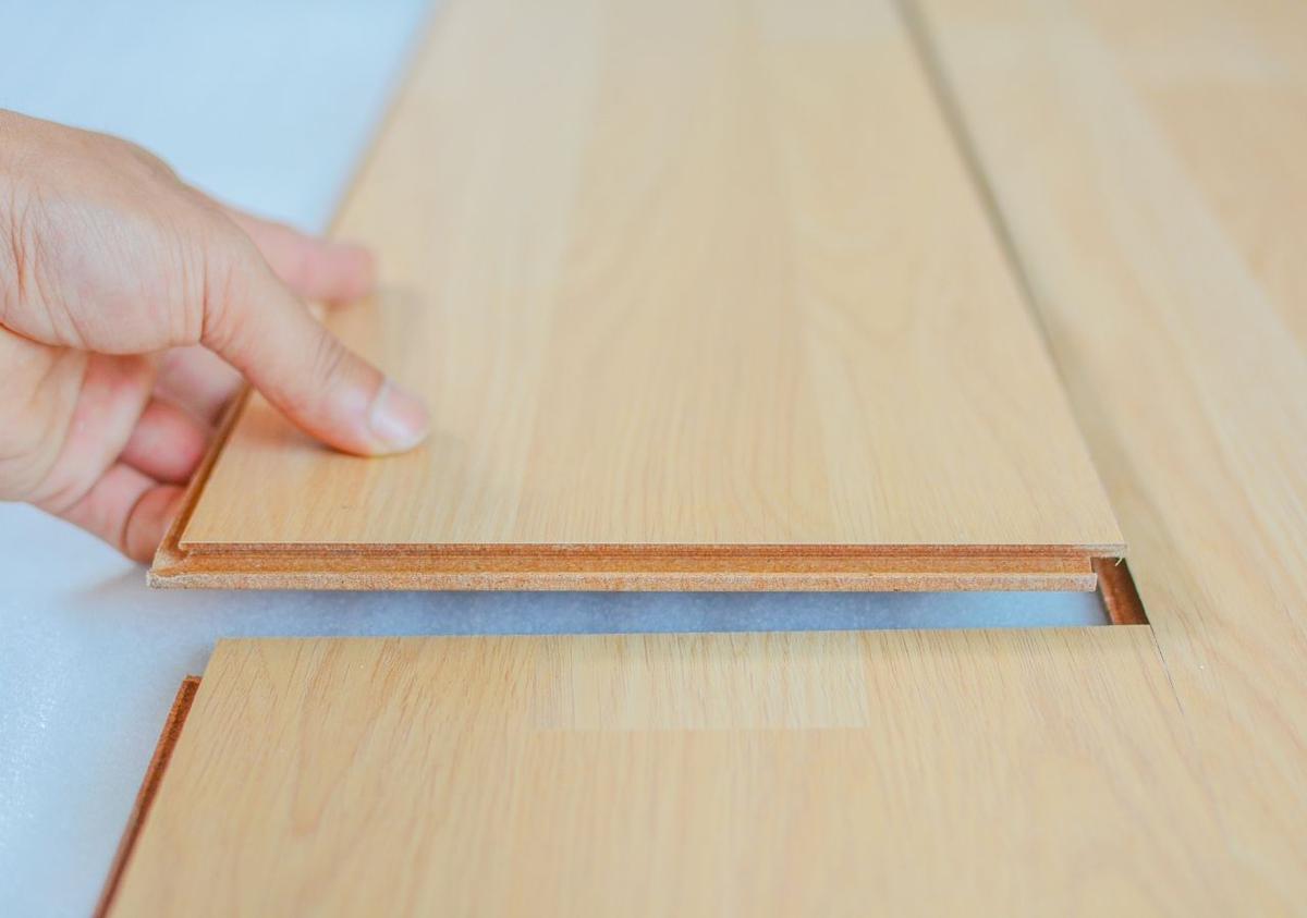 Cómo hacer clic en el suelo laminado.